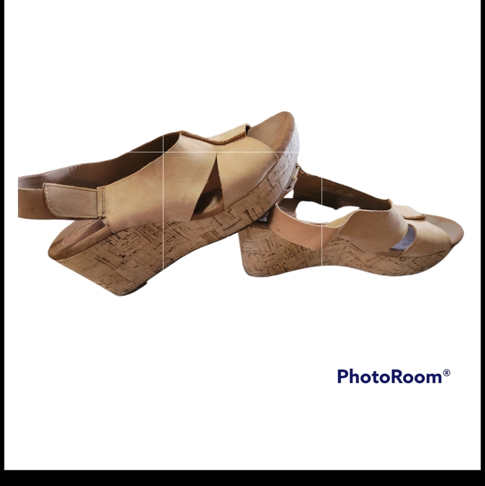 Clark's women Size 10 wedge tan